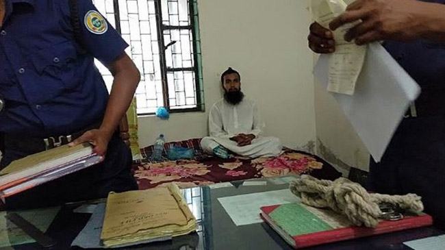 বরগুনায় বোরখা পরা ইমাম আটক