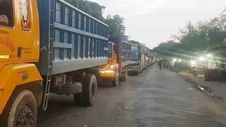 দৌলতদিয়া ঘাটে আটকা কয়েকশত যানবাহন