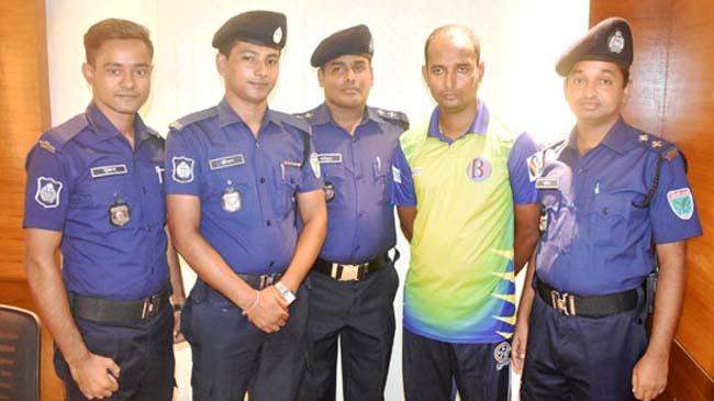পুলিশের হাতে ধরা খেলেন ‘এএসপি’!