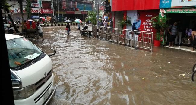 বৃষ্টির পানিতে ঢাকার রাস্তা যেন খাল