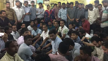 মধুর ক্যান্টিনে চেয়ার না পেয়ে ফ্লোরে বসলেন ছাত্রদলের নেতারা