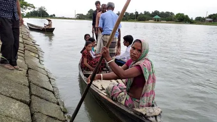 নৌকায় যার জীবন চলে