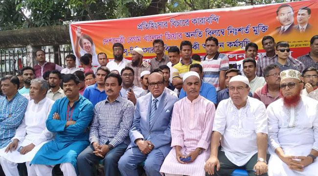 সরকার দোদুল্যমান অবস্থায় : খন্দকার মাহবুব