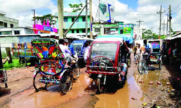 বেতাগী-পটুয়াখালী সড়ক পুনর্নির্মাণের এক বছরেই বেহাল
