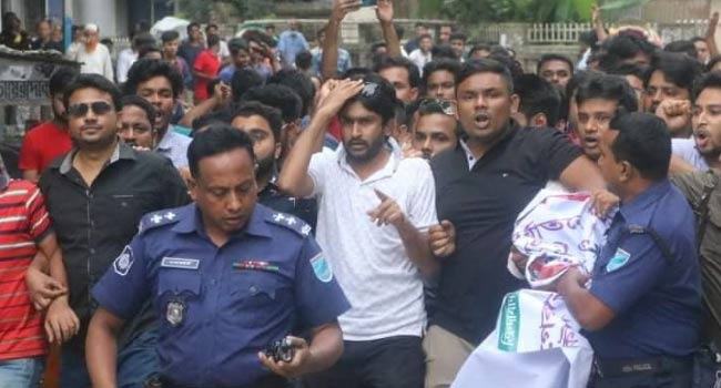ফরিদপুরে আবরার হত্যার প্রতিবাদে ছাত্রদলের মিছিলে পুলিশের লাঠিচার্জ