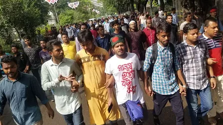 ‘আমার নদী ফিরিয়ে দে, নইলে গদি ছেড়ে দে’ মিছিল-স্লোগানে মুখরিত ক্যাম্পাস