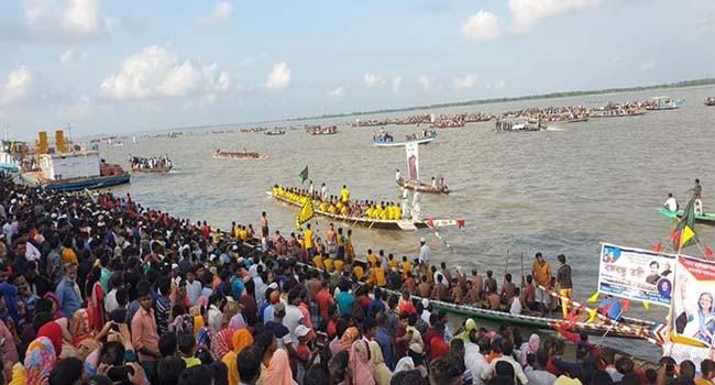 যমুনায় ঐতিহ্যবাহী নৌকা বাইচ প্রতিযোগিতা, লাখো মানুষের ভিড়