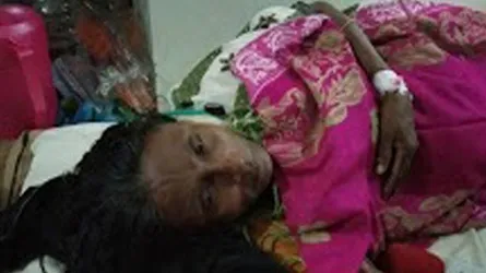 চুরির অপবাদ দিয়ে বৃদ্ধাকে পিটিয়ে থানায় সোপর্দ, পেটালেন পুলিশও