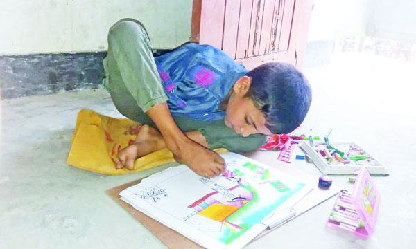 পায়ে আঁকে মোনায়েম