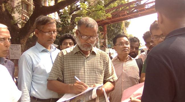 আবরার হত্যা : গণস্বাক্ষর নিচ্ছেন শিক্ষার্থীরা