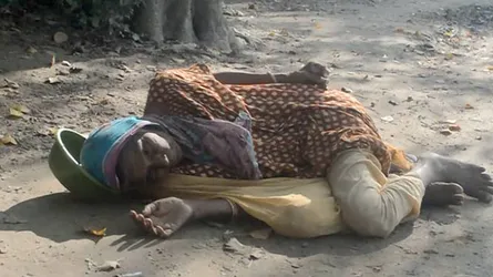 বৃদ্ধা মাকে মাজারে রেখে পালালো সন্তানরা, ঠাঁই মিলল বৃদ্ধাশ্রমে