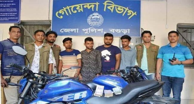শিবগঞ্জে ছিনতাইকৃত টাকা ও মোটরসাইকেলসহ গ্রেফতার ৪