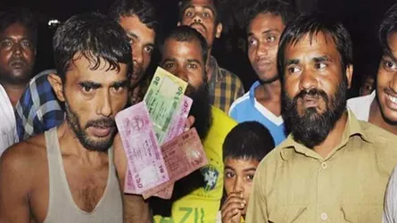 করতোয়ায় টাকা, কুড়িয়ে নিতে নদীতে ঝাঁপ