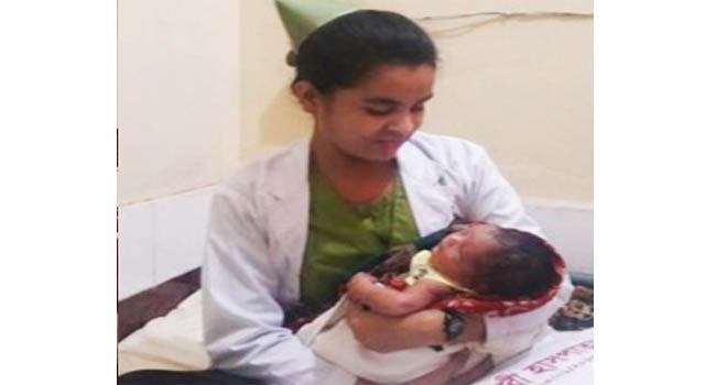 মায়ের ফেলে যাওয়া নবজাতককে পরিচর্যা করছেন হাসপাতালের সেবিকারা