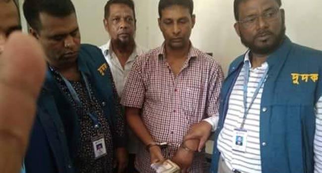 ঘুষের টাকাসহ হাতেনাতে দুদকের জালে