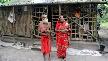 নড়াইলে বয়োঃবৃদ্ধ দম্পতিকে মারধর করে বাঁশ ও গরু লুট