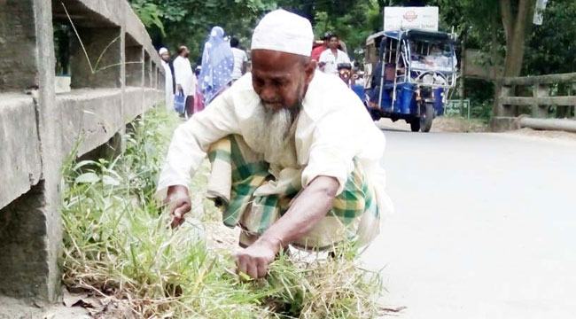 ‘গুনাহ মাফের জন্য’ সড়ক পরিষ্কার করে যাচ্ছেন সুলতান মুন্সী