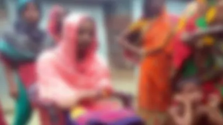 প্রেমিকাকে বাড়ীতে দেখে পালালো প্রেমিক, বিয়ের দাবিতে অবস্থান