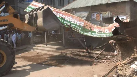 গাজীপুরে বিএনপির দলীয় কার্যালয় গুড়িয়ে দিলো সওজ