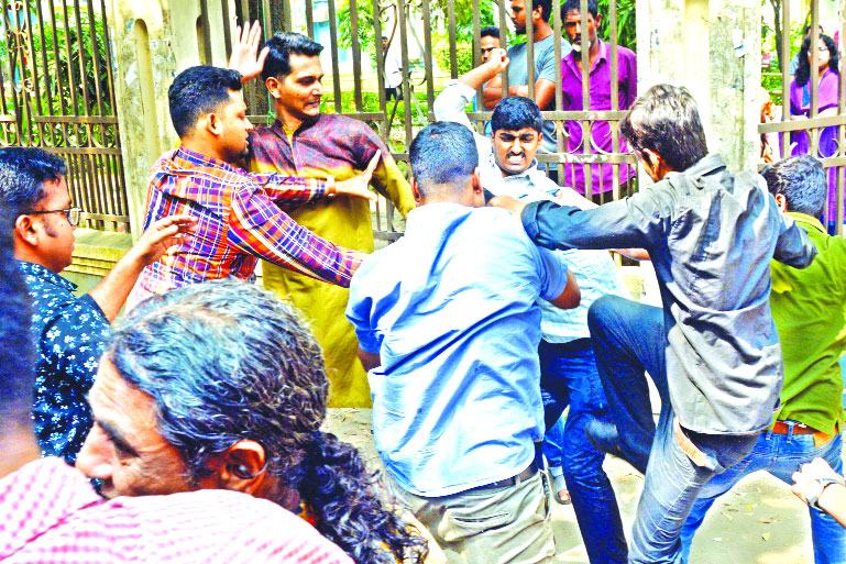 ঢাবিতে ছাত্রদলের ওপর আবারো ছাত্রলীগের হামলা