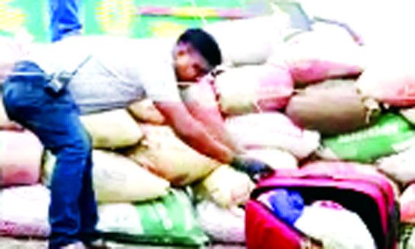 বোমা নয়, লাগেজে পাওয়া গেল মাথাবিহীন যুবকের খণ্ডিত লাশ