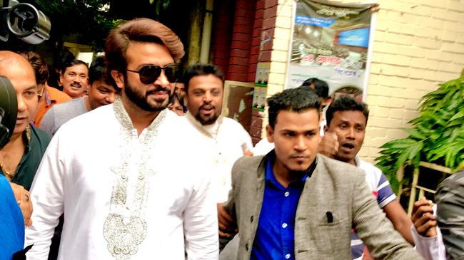 বিএফডিসিতে শাকিব খানের গাড়ি ঘিরে স্লোগান