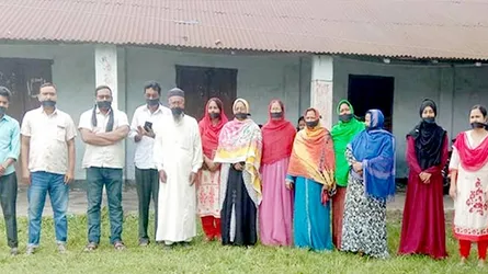 মুখে কালো কাপড় বেঁধে প্রাথমিক শিক্ষকদের প্রতিবাদ