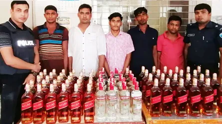 আনোয়ারায় অর্ধলক্ষ টাকা ও বিদেশী মদসহ ৫ যুবক গ্রেফতার
