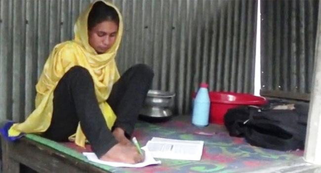 পা দিয়ে স্বপ্ন জয়ের আশা প্রতিবন্ধী আয়েশার