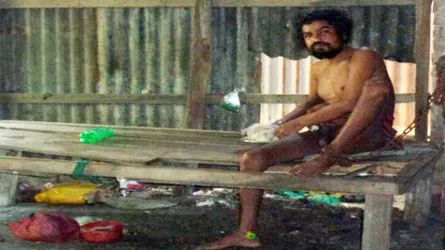 প্রেমে ব্যর্থ মানসিক ভারসাম্য ছেলের শিকলবন্দীর একযুগ : মৃত্যু কামনা করছেন মা