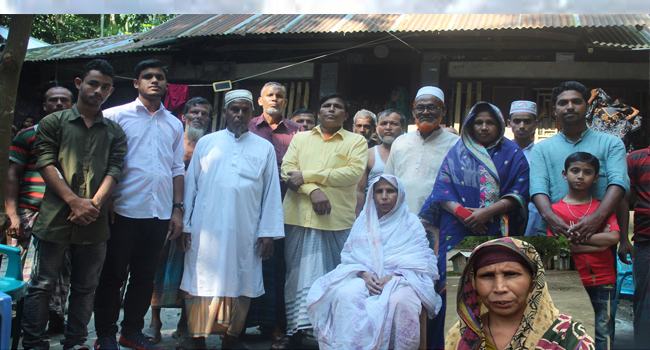 ১২ বছর পর স্বামী-সন্তানকে খুঁজে পেলেন বৃদ্ধা মনোয়ারা
