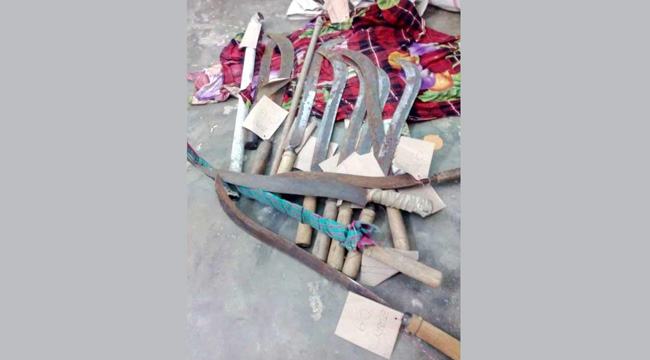 ঢাবির হলের ছাদে পাওয়া রামদা-ছুরিগুলো কার