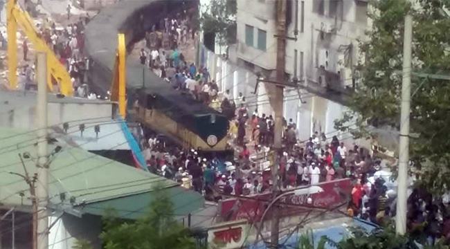 নারায়ণগঞ্জে উচ্ছেদ ঠেকাতে চলন্ত ট্রেন আটকে দিলো দখলদাররা
