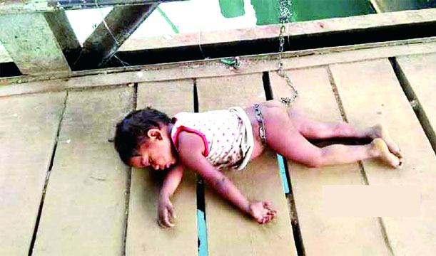 ‘সন্তানকে শিকল বেঁধে কাজে যান মা’, অতঃপর...