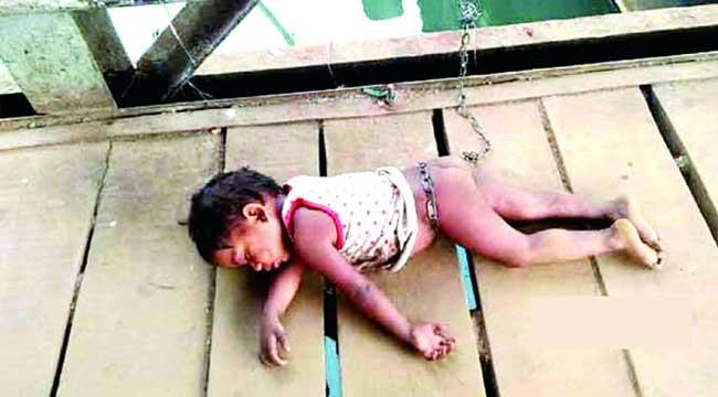 ‘সন্তানকে শিকল বেঁধে কাজে যান মা’, অতঃপর...