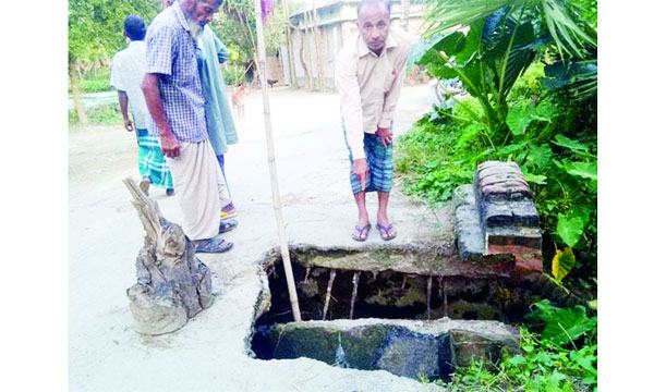 বাগাতিপাড়ায় কালভার্ট ভেঙে পড়ায় যান চলাচল ঝুঁকিপূর্ণ