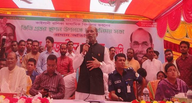 প্রধানমন্ত্রীর অনেক আত্মীয়-স্বজন গণভবনে ঢোকা বন্ধ করে দিয়েছেন : গণপূর্ত মন্ত্রী