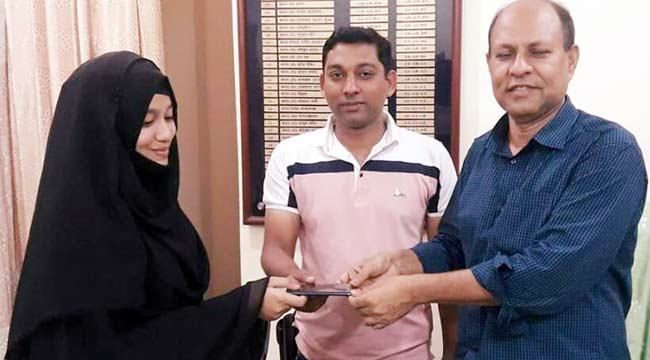 কলেজ ছাত্রীর হারানো স্মার্টফোন দেড় মাস পরে উদ্ধার করল পুলিশ