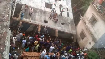 নারায়ণগঞ্জে আবারো ৪ তলা ভবনে ধস : স্কুলছাত্র নিহত