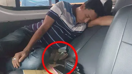 নারায়ণগঞ্জে ডিবি কর্মকর্তার টাকাসহ ঘুমের ছবি ভাইরাল
