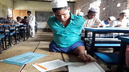 হাত নেই, বিকলাঙ্গ পায়ের আঙুল দিয়েই পরীক্ষা দিচ্ছে রাসেল