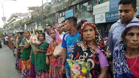 সাবেক নগরপিতাকে শ্রদ্ধা জানাতে ফুল হাতে রাস্তায় সুইপাররা