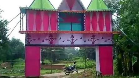 বর আসার আগেই বিয়ের গেইট ভেঙ্গে পালালো কনের বাবা