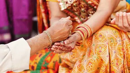 প্রেমের টানে ওমানপ্রবাসী তরুণীর বিয়ে! সবুজের প্রতারণা
