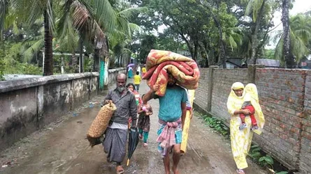 নিরাপদ আশ্রয়ে ছুটছেন উপকূলের বাসিন্দারা