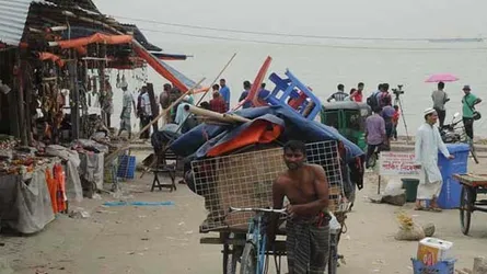 সাইক্লোন শেল্টারে আশ্রয় নিচ্ছেন খুলনা উপকূলীয় এলাকার মানুষ