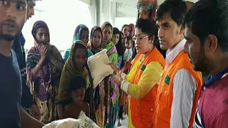 ঘূর্ণিঝড় বুলবুল : আমতলীর উপকুলীয় মানুষ আশ্রয় নিচ্ছে  সাইক্লোন সেন্টারে