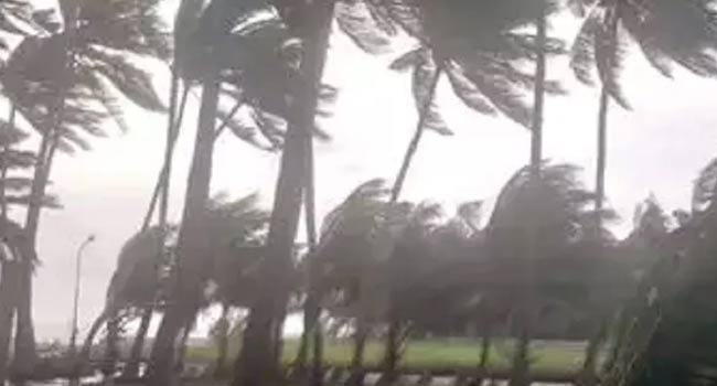 সাইক্লোন শেল্টারের তালা ভেঙে আশ্রয় নিল মানুষ