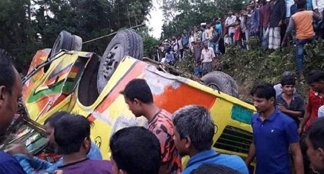 সিলেটে বাস খাদে পড়ে মা-মেয়েসহ নিহত ৩