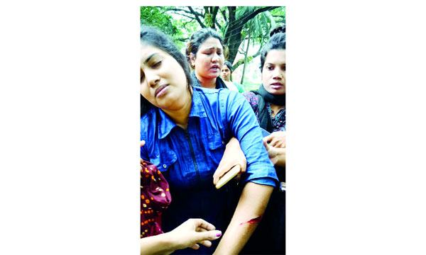 এক নেত্রী কোপালেন আরেক নেত্রীকে